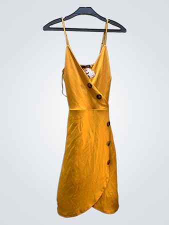 Gelbes Wickelkleid mit Knöpfen