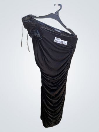 Impossible Schwarzes Rüschenein-Schulter-Kleid
