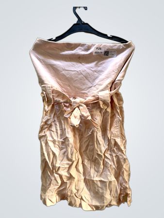 FaithVintage Pinkes trägerloses Kleid mit Gurt.