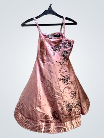 Rosa Satin-Kleid mit floralem Stickereien
