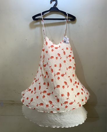Weißes Slipkleid mit rotem Blumenmuster