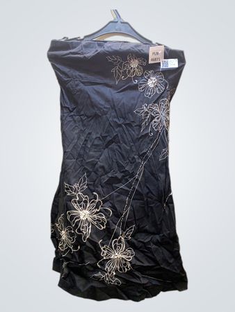 Schwarzes trägerloses Kleid mit floralem Stickerei