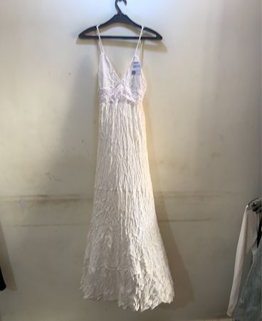 Weißes strukturiertes Maxikleid