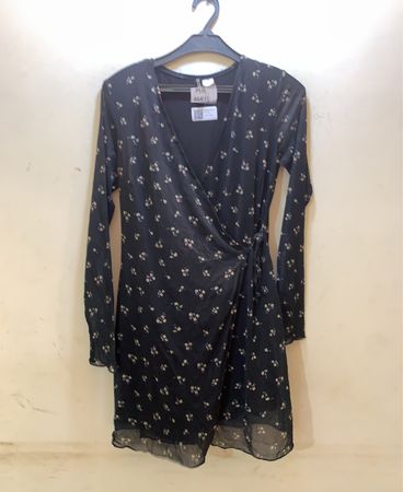 Schwarzes Kleid mit floralem Muster und Wickeldesign