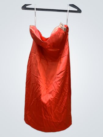 Orange trägerloses Kleid mit Etikett