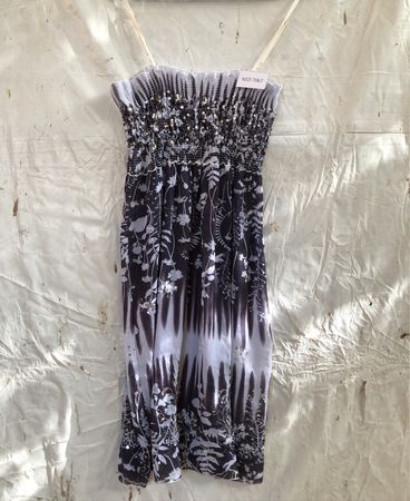 Trägerloses Kleid mit Blumenmuster und Pailletten