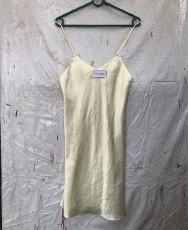 Gelbes Slip-Kleid mit NSD-6965-Tag