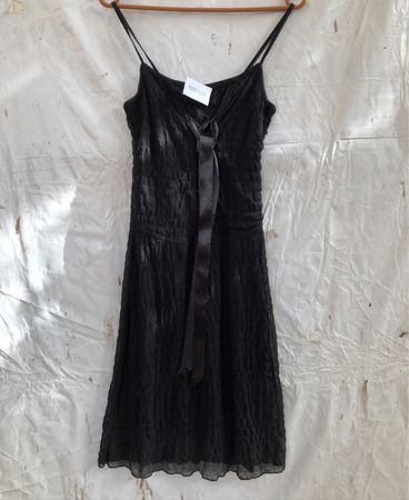Authentisches kleines schwarzes Kleid mit Banddetail