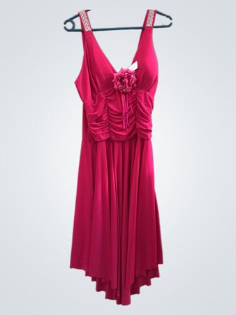 Rosa Rüschendrachenkleid mit Blumenakzent