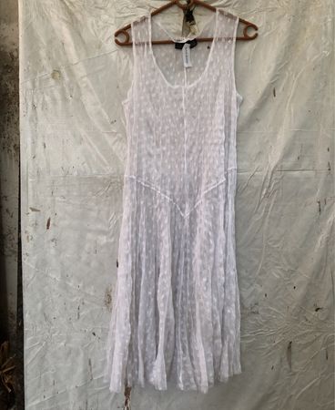 Weißes Pünktchen ärmelloses Kleid