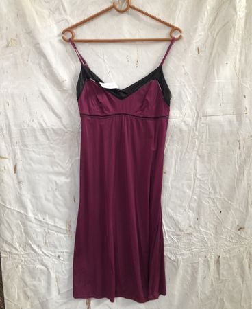 Lila Slipkleid mit schwarzem Besatz