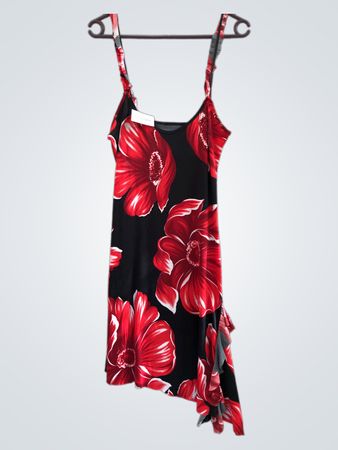Schwarzes Kleid mit rotem Blumenmuster