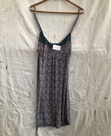 Blumenmuster-Nachtkleid mit Spitze