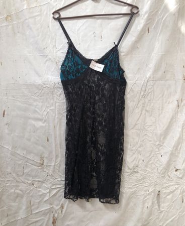 Schwarzes Spitzenhemd mit blauer Fütterung