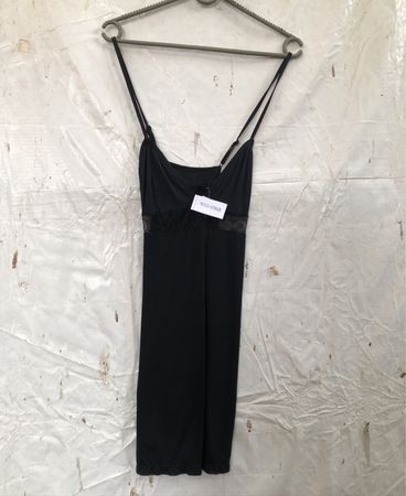Schwarzes Slipkleid mit Spitzenbesatz