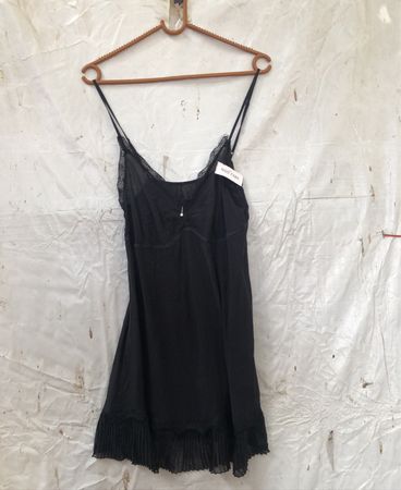 Schwarzes Unterkleid mit Spitzenrand