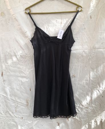 Schwarzes Slipkleid mit Spitzenbesatz