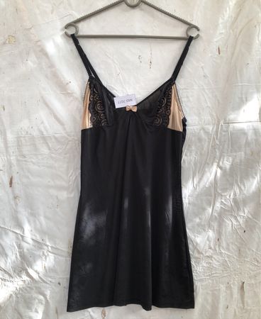 Schwarzes Unterkleid mit Spitze