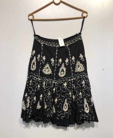 Schwarz gesticktes Kleid