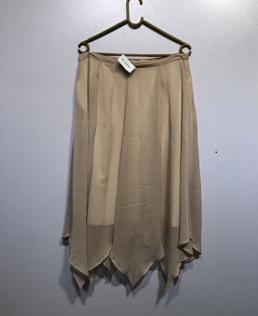 Beige Rock mit Etikett