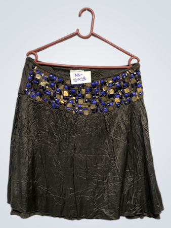 Rock mit blauen und goldenen Verzierungen