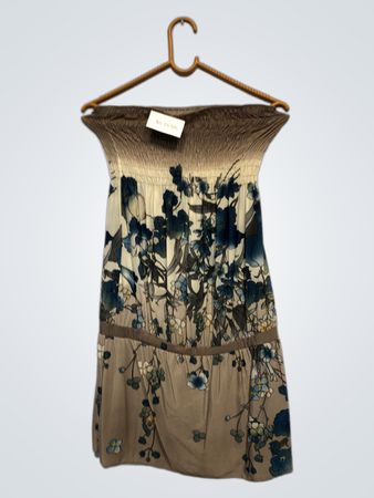 Trägerloses Blumenkleid