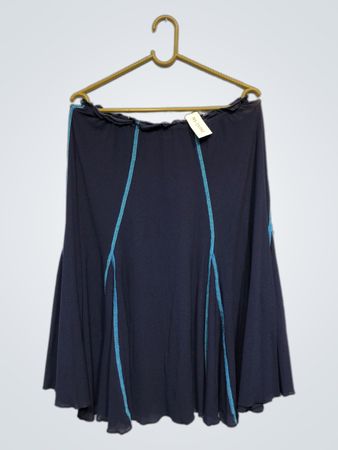 Marineblaue Rock mit hellblauen Nähten