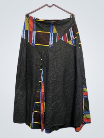 Schwarzer A-Linien-Rock mit buntem geometrischen Patchwork