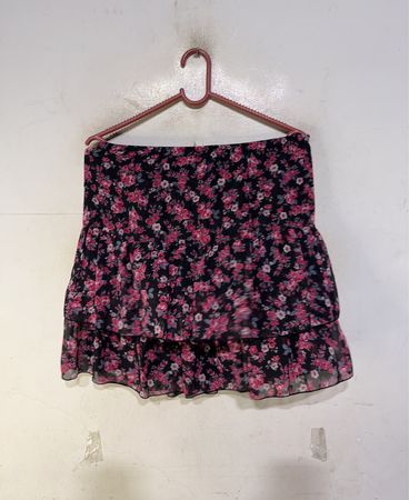Schwarzer Rock mit floralem Print und Schichten