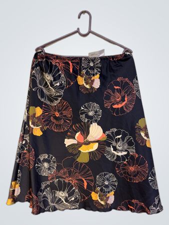 Rocker mit dunklem Blumenmuster