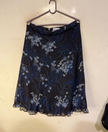 Sag Harbor Petite Schwarzer Blumendruck Midi-Rock