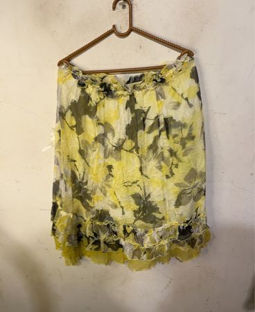 Gelber Rock mit Blumenmuster und Rüschen