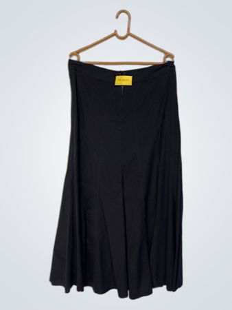 Schwarzer Maxikilt mit gelbem Etikett