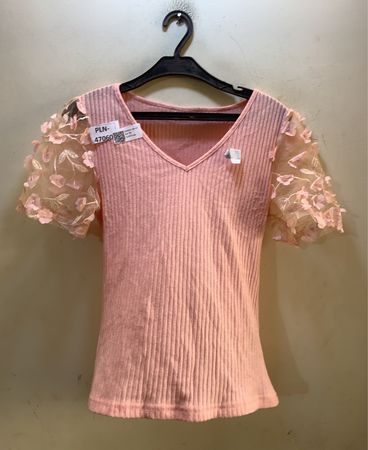 FaithVintage Pinkes Ripp- V-Ausschnitt T-Shirt mit floralen Mesh-Ärmeln