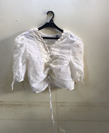 Weiße Bluse mit Spitze Detail