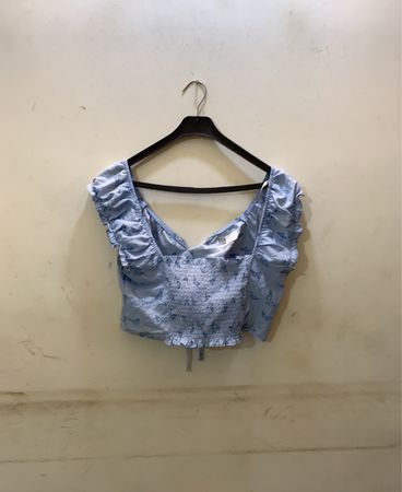 Blauer Schmetterlingsdruck Smocked Crop Top
