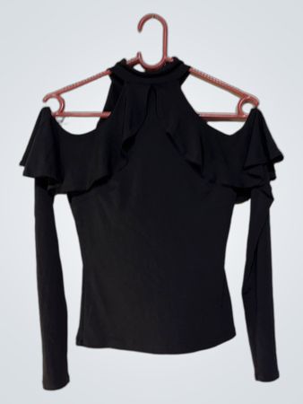 Schwarzes Kalt-Schulter-Rüschenshirt