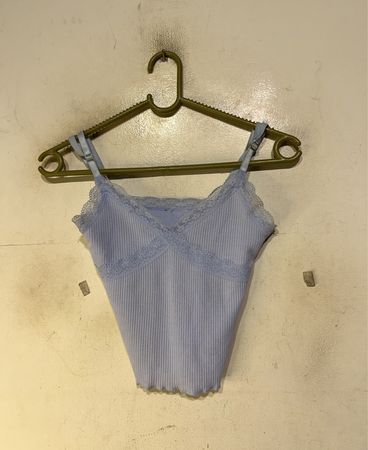 Hellblaues geripptes Trägershirt mit Spitzenbesatz