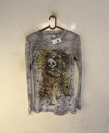 Langarm-Graphic-T-Shirt mit Totenkopf und Rosen