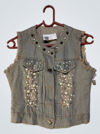 Jeansweste mit Perlen und Nieten