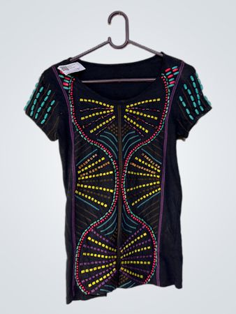 Schwarzes T-Shirt mit bunten Perlenverzierungen