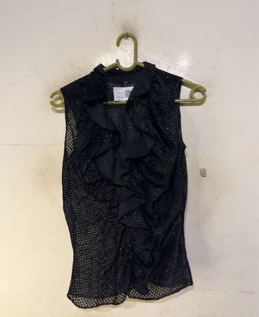 Schwarze ärmellose Rüsch bluse