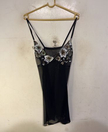 Schwarzer transparenter Slip mit floralem Stickerei