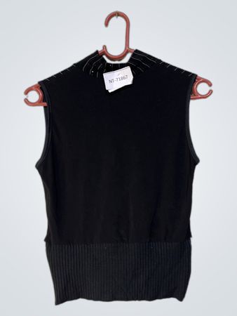 Schwarzes ärmelloses Top mit Nadelstreifen-Detail