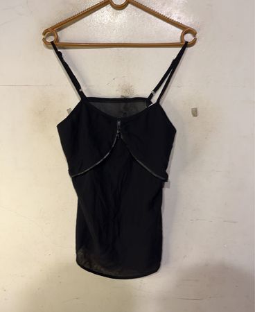 Schwarzes Top mit Reißverschlussdetails