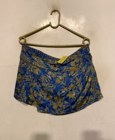 Blau- und goldfarbener Blumenmuster-Rock