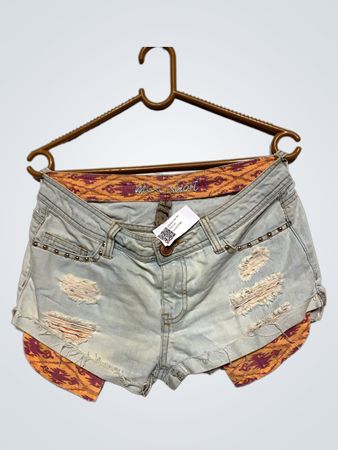 Denim-Mini-Shorts mit Nieten und zerrissenen Details
