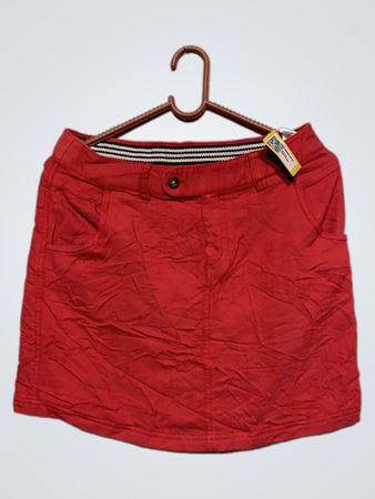 Roter Adidas-Rock mit der Nummer 3