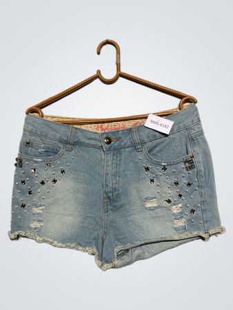 Denim-Shorts mit Nieten und Löchern