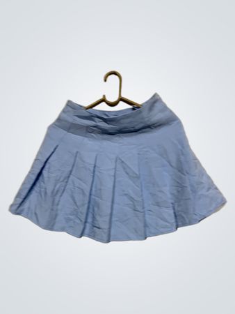 Hellblauer plissierter Minirock